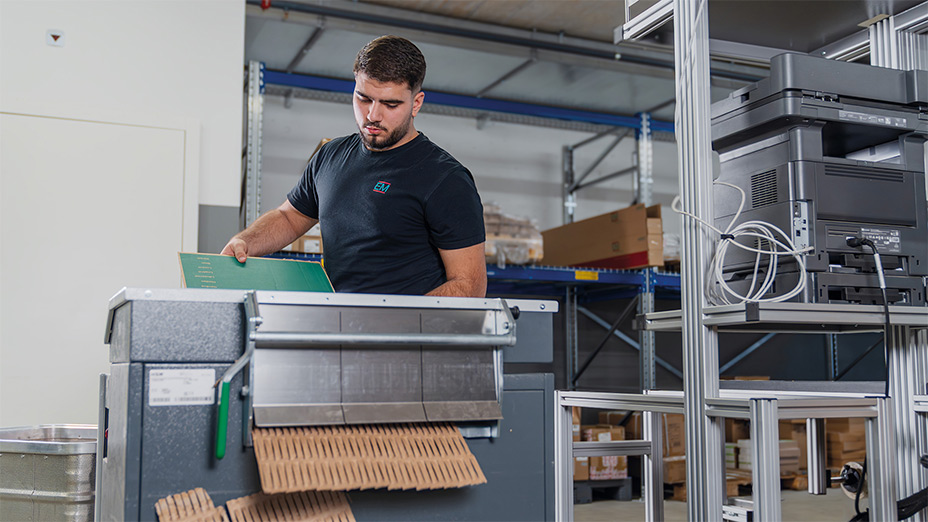 I vecchi cartoni non vengono gettati via, ma triturati per ricavarne nuovo materiale di riempimento.